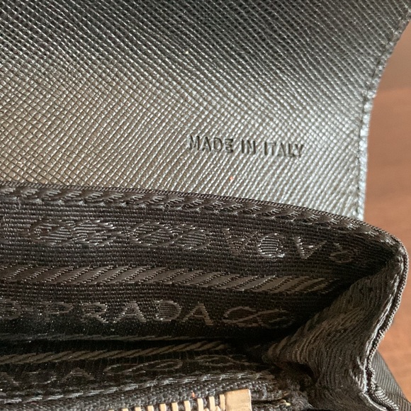 Authentic Prada black Saffiano-trimmed Vela wallet - Picture 6 of 10